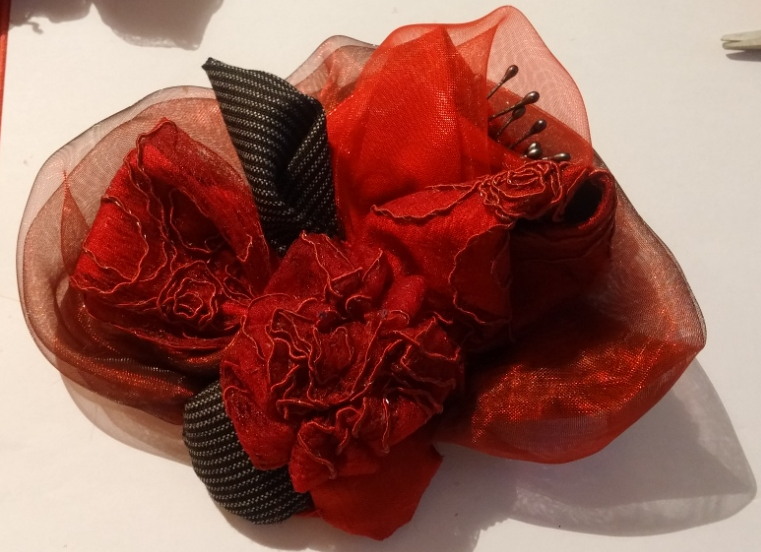 Rote Ansteckblumen für das Konzert