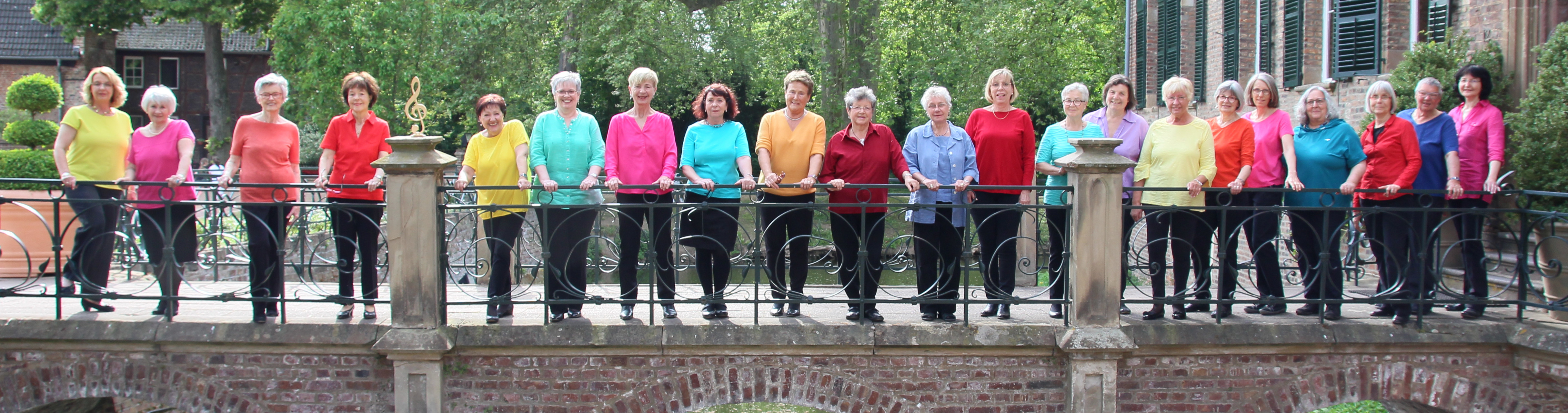 Chor steht auf der Brücke